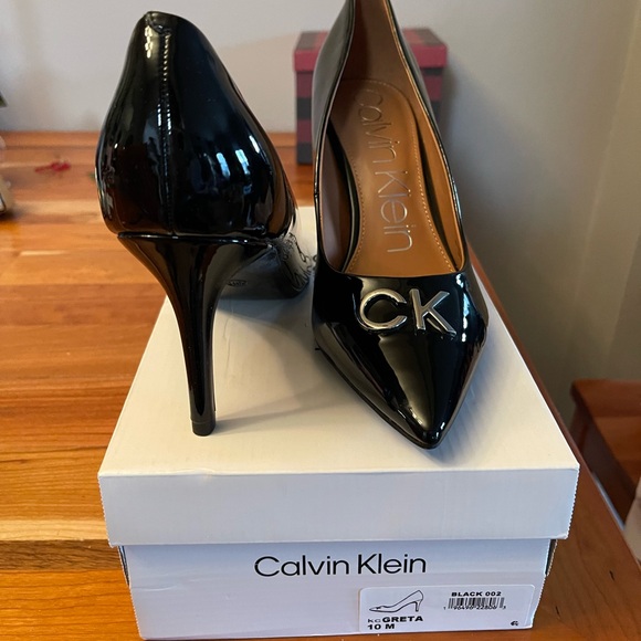Calvin Klein Greta pump.
Leather and elastic upper
2 3/4 in heel
New with box - Picture 1 of 4